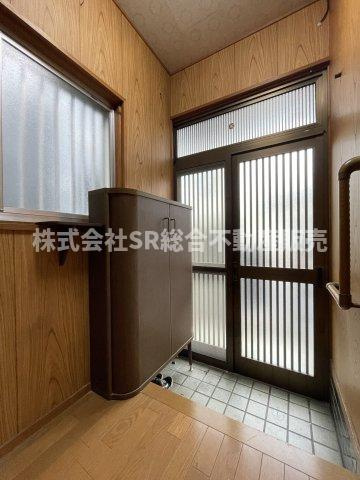 新池島町1丁目中古戸建の玄関|玄関にはシューズボックスもございます！