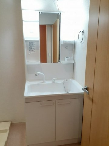 菊池郡菊陽町大字津久礼のアパートの洗面所|スペースが確保できる洗面所です