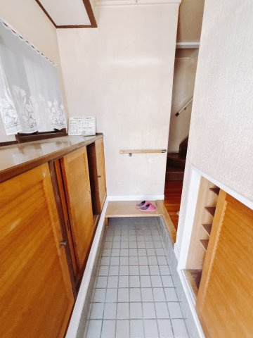 【中古戸建】高崎市高関町の玄関|■玄関｜ご家族の靴がたくさんしまえる下駄箱付き。お子様の靴がこれから増えても安心な大きさです。