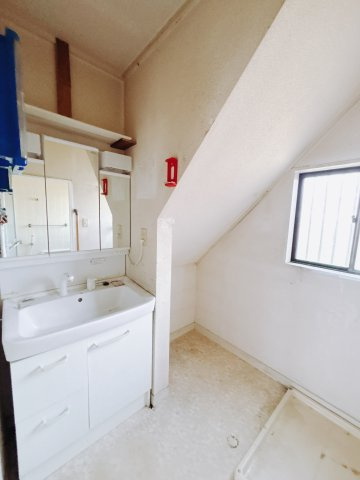 【中古戸建】高崎市高関町の独立洗面台|■洗面室｜大きな鏡で朝の身支度もラクラク♪毎日の忙しい準備が楽しくなる洗面所です(^^♪