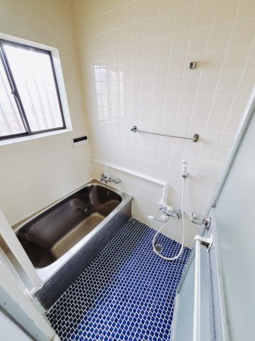 【中古戸建】高崎市高関町の浴室|■浴室｜ゆったりとしたバスタイムをぜひお過ごしください(*＾＾*)大きな窓付きで嬉しい♪