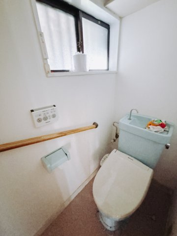 【中古戸建】高崎市高関町のトイレ|■トイレ｜1階、2階にもトイレをご用意しております♪窓付きなので常に換気もでき、綺麗保てます♪