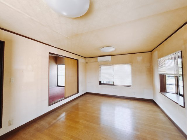 【中古戸建】高崎市高関町の洋室|■洋室｜ダブルベッドを置いても充分な広さを2Ｆのお部屋に設けております。お子様と家族みんなで寝るのも夢じゃありません♪窓からは光が差し込むので日中でも明るいお部屋です。