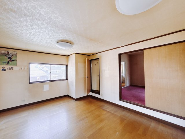 【中古戸建】高崎市高関町の洋室|■洋室｜お子様の一人部屋にピッタリな洋室。木のぬくもりを感じるフローリングは、天然木の味わいが時とともに深みを増していきます。また、傷にも強く、フリーワックスでお手入れもラクラクです♪