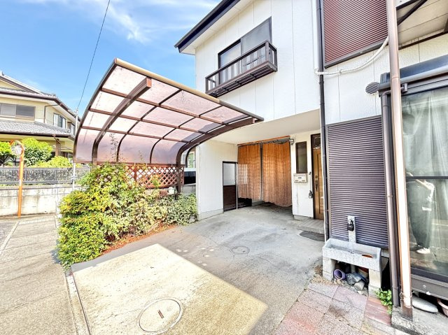 【中古戸建】高崎市高関町の外観|■外観｜カーポート付きのオウチです♪ご自身の愛車も、友人の愛車もしっかり守れますので安心ですね♪