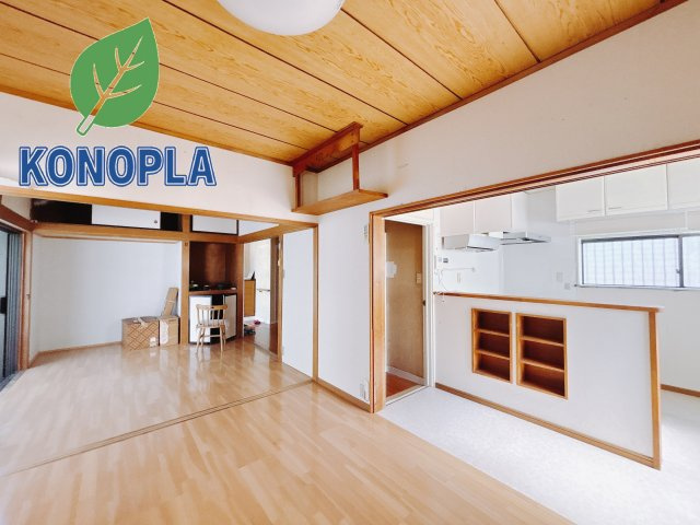 【中古戸建】高崎市高関町の居間・リビング|■リビング｜時の流れと共に陽射しは装いを変え空間に新たな彩りを与えます。一日中家に居ても飽きることなく過ごすことができる素敵な空間です♪