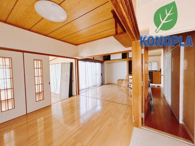 【中古戸建】高崎市高関町の居間・リビング|■リビング｜落ち着きのある表情を見せるリビングダイニング。太陽の光がたっぷり差し込むリビングは、自然とご家族が集まる居心地の良い空間です。