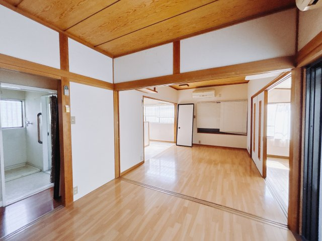 【中古戸建】高崎市高関町の居間・リビング|■リビング｜木製で懐かしさのある家具やアンティーク調の小物に囲まれてレコードを流したり小説を読んだり…そんな心ときめく暮らしをしませんか？