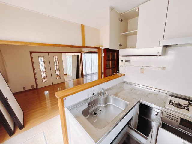 【中古戸建】高崎市高関町のキッチン|■キッチン｜作業がはかどる広々カウンタースペース。会話がはずむ「オープンキッチン」なので家族とのコミュニケーションも活発になります。