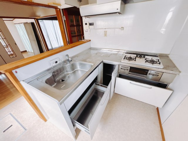 【中古戸建】高崎市高関町のキッチン|■キッチン｜ワークトップの幅が広く、お子様といっしょにお料理をつくったり、ちょっとしたパーティーも楽しめます。フラットなのでお掃除がしやすいのもポイントです♪