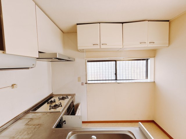 【中古戸建】高崎市高関町のキッチン|■キッチン｜キッチンの裏には収納棚をご用意しています♪増えていく収納用品もしっかり収納できるので安心ですね♪