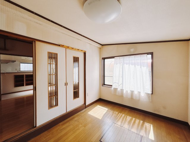 【中古戸建】高崎市高関町の洋室|■洋室｜大きな窓がついています♪陽光たっぷり差し込む空間ライフはいかがですか？