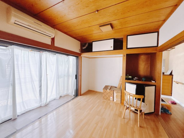 【中古戸建】高崎市高関町の洋室|■洋室｜リビング横の1階洋室になります♪大きなクローゼットもついていますの、お片付けも安心です♪