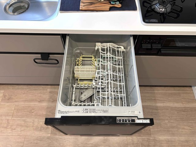 【食器洗い乾燥機】 上からスムーズに食器を出し入れできる、スライドオープンタイプです。