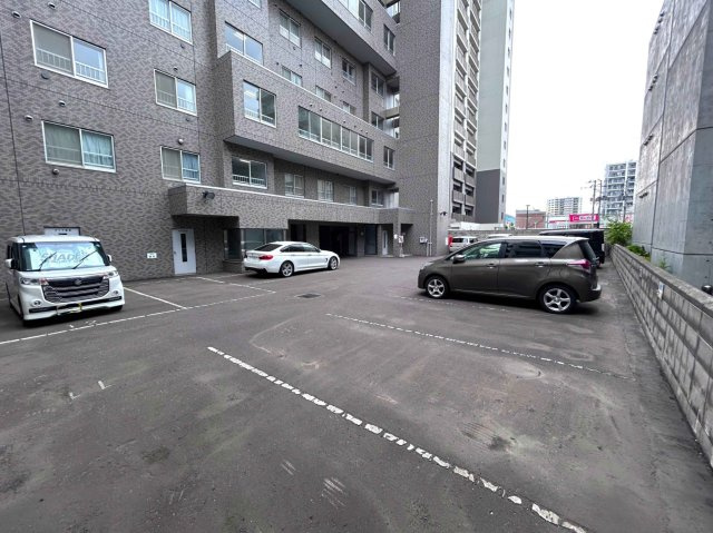 【駐車場】敷地内にゆったりと確保された、アスファルト敷きの平置き駐車場。