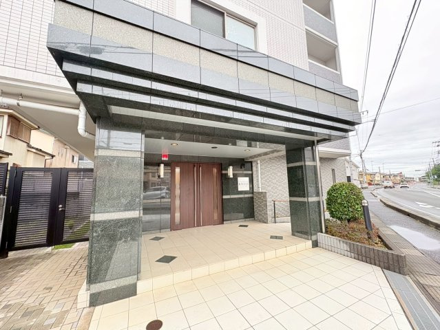 鶴ヶ島市藤金　中古マンション　「若葉駅」徒歩5分　【藤小学区】のエントランス