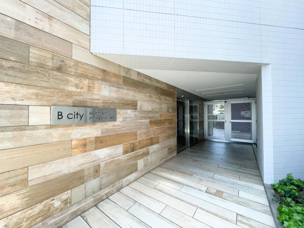 Ｂ　ＣＩＴＹ　ＡＰＡＲＴＭＥＮＴ　ＳＨＩＮＡＧＡＷＡ　ＷＥＳＴの玄関