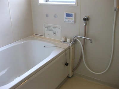 【浴室】 | 井上マンション | 家族の入浴時間がずれても温められる追い焚き機能付きのバスルーム♪窓があるので湿気がこもりにくくて良いですね☆