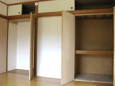 【収納】 | 井上マンション | 洋室8のお部屋にあるクローゼット(左)と収納スペース(右)です♪たっぷり収納できてお洋服や荷物が多くてもお部屋すっきり☆