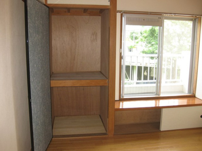 【収納】 | 井上マンション | 洋室4.5帖のお部屋にある収納スペースと下部収納です♪収納スペースが2ヶ所あるのが便利ですよね☆
