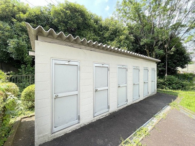 【その他共用部分】 | 井上マンション | 倉庫をご利用いただけます♪スキー・キャンプ用品などのアウトドア用品や、スペアタイヤなどの保管にも役立ちますね◎