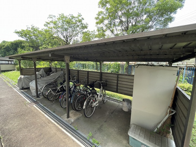 【その他共用部分】 | 井上マンション | 屋根付きの駐輪場で雨が降っても大切な自転車が濡れなくてすみますね♪荷物が重いときに自転車があれば助かりますね！