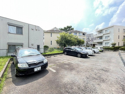 【駐車場】 | 井上マンション | いつでも目の届く敷地内に駐車場があります♪お車をお持ちのファミリーさんにオススメです☆