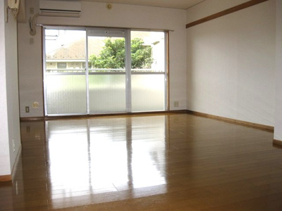 【居間・リビング】 | 井上マンション | 南向きリビングダイニングキッチン14帖☆バルコニーに繋がる角部屋です♪広めの空間でゆったり過ごせます♪エアコン付きで1年中快適◎