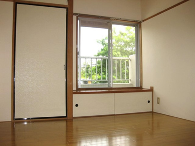 【寝室】 | 井上マンション | 洋室4.5帖☆玄関から入ってすぐ右側にある角部屋です♪子供部屋や書斎・寝室など多用途に使えそう♪クローゼット・収納スペース・下部収納を完備◎