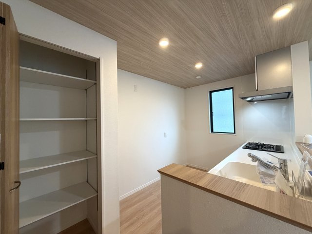 横浜へも！江ノ島へも！なんなら都内にも！どこへも出やすい湘南台ってもしかしてめちゃくちゃ住みやすい街なんじゃNAI！？！？な【藤沢市湘南台4丁目新築戸建】のキッチン|キッチンです