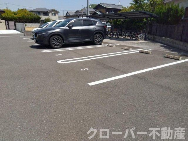 クレイノ福江の駐車場