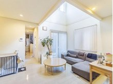 【居間・リビング】 | 藤沢市菖蒲沢　中古戸建 | こちらのリビングで趣味の時間をお楽しみください