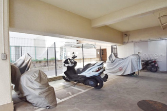 【駐車場】 | バイク置き場。空き区画の有無や駐輪料金、サイズおよび排気量規定などについては、改めてお問い合わせください。～即日のご見学可能～　お問合せはお気軽にどうぞ。
