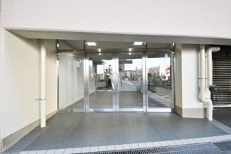 【エントランス】 | オートロックを備えた、マンションのエントランス。やはりセキュリティの観点は欠かすことができません。皆様を“安全”に送り出し、出迎えてくれます。～即日のご見学可能～　お問合せはお気軽にどうぞ。