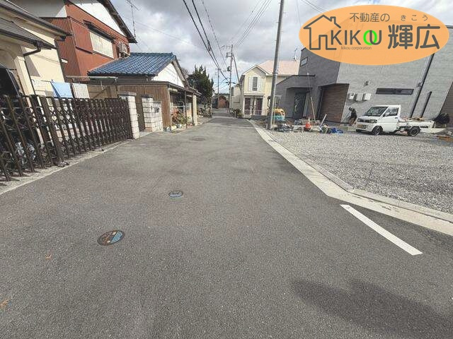 加古川市西神吉町岸（全２区画）土地1号地の前面道路含む現地写真