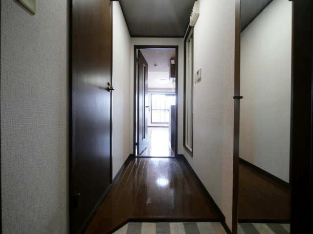 大阪市生野区巽南１丁目の賃貸マンションの玄関
