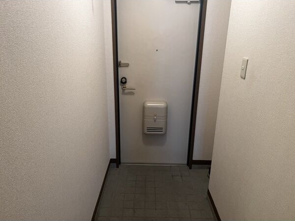 メゾンルナの玄関