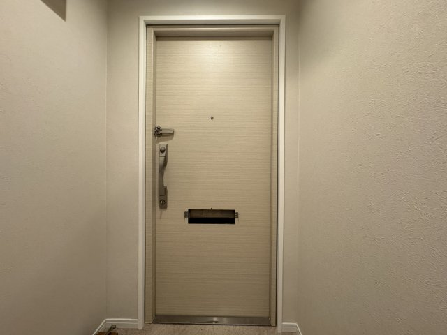 なぎさニュータウン３号棟の玄関