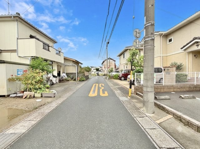 ワンスタ十軒町の前面道路含む現地写真|前面道は車通りも少なく落ち着いています。