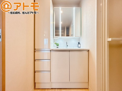 【独立洗面台】 | シャリエ三島松が丘　中古マンション | 洗面所って朝に混み合いませんか？広々とした脱衣所、３面鏡の独立洗面台で朝の時間を少しお手伝い♪