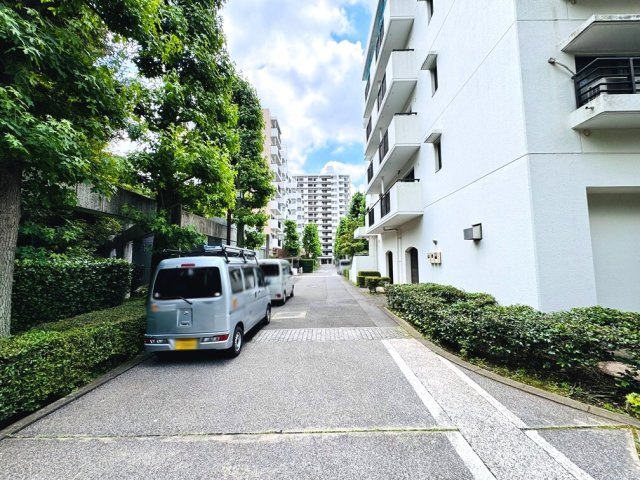 【外観】 | 光が丘パークタウン春の風公園街5号棟（成増店） | 周辺は大きな公園や並木道が広がり、子育て環境も良好です。