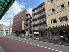 熱海市　ファンシービルの外観|前面道路含む現地写真