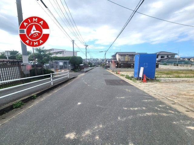 福岡市南区老司3丁目第6-2棟（1号棟）の前面道路含む現地写真|前面道路は閑静な住宅地をはしる車通りの少ない道路。お車の出し入れが苦手なママや小さなお子様にも安心ですね。しっかり舗装もされているので、ベビーカーや自転車で通っても快適に通行できます。