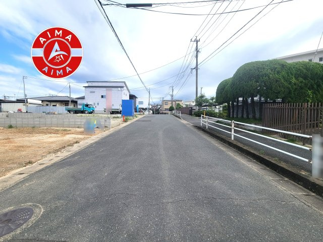 福岡市南区老司3丁目第6-2棟（2号棟）の前面道路含む現地写真|前面道路は閑静な住宅地をはしる車通りの少ない道路。お車の出し入れが苦手なママや小さなお子様にも安心ですね。しっかり舗装もされているので、ベビーカーや自転車で通っても快適に通行できます。