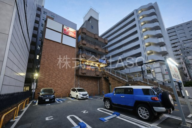 リアライズ近鉄八尾駅前ビルの駐車場