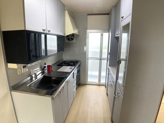 鈴蘭泉台第4ハウスのキッチン|システムキッチン、3口ガスコンログリル付、食器棚も有ります