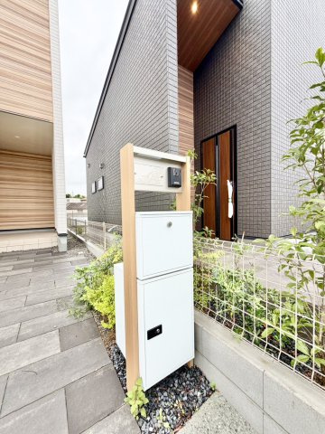 毎週末現地内覧会開催中　泉南郡熊取町大宮　新築一戸建てのその他|宅配BOX付きの機能門柱
