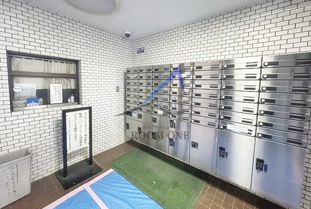 ライオンズマンション市谷薬王寺のその他共用部分|集合ポストと宅配ボックスです。
