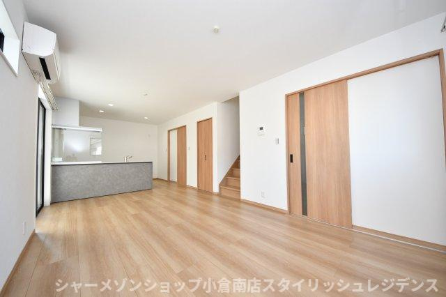 与原戸建2号棟の居間・リビング