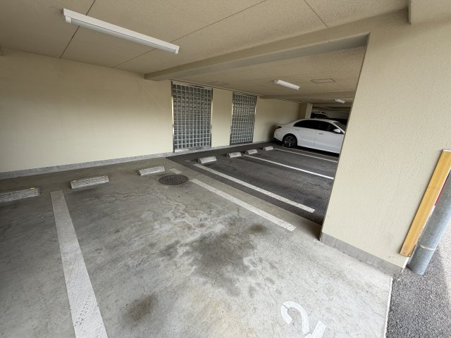 グランディールはるひ野の駐車場